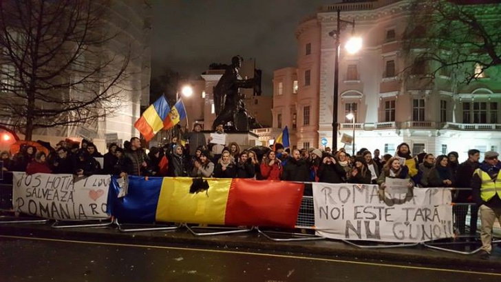 A treia zi de proteste la Londra. Câteva sute de oameni strigă împreună "România nu este un gunoi"