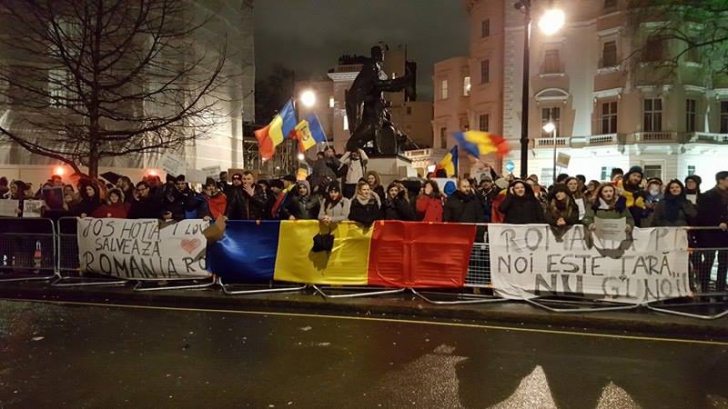 A treia zi de proteste la Londra. Câteva sute de oameni strigă împreună "România nu este un gunoi"