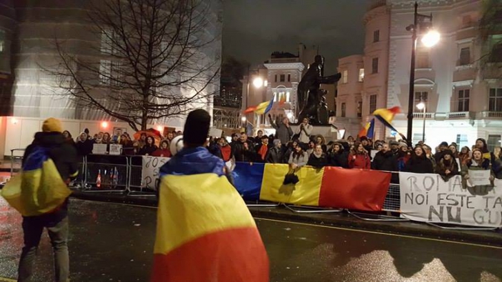 A treia zi de proteste la Londra. Câteva sute de oameni strigă împreună "România nu este un gunoi"