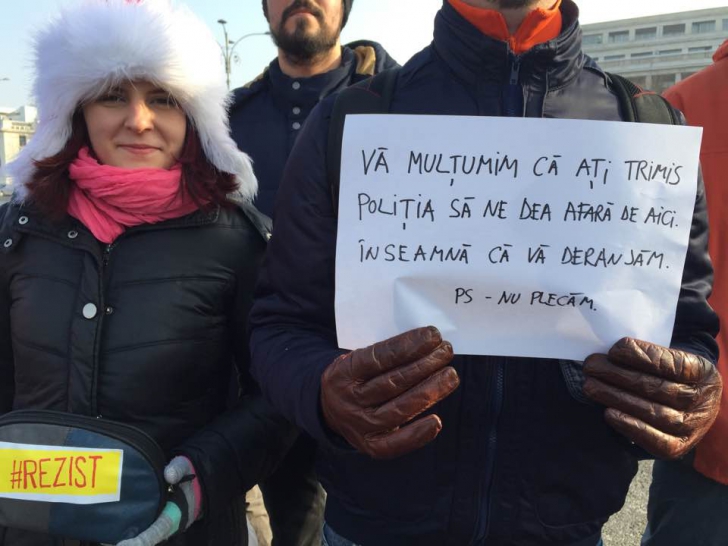 Românul care şi-a mutat biroul la Piaţa Victoriei ca să poată protesta - INCIDENT cu jandarmii