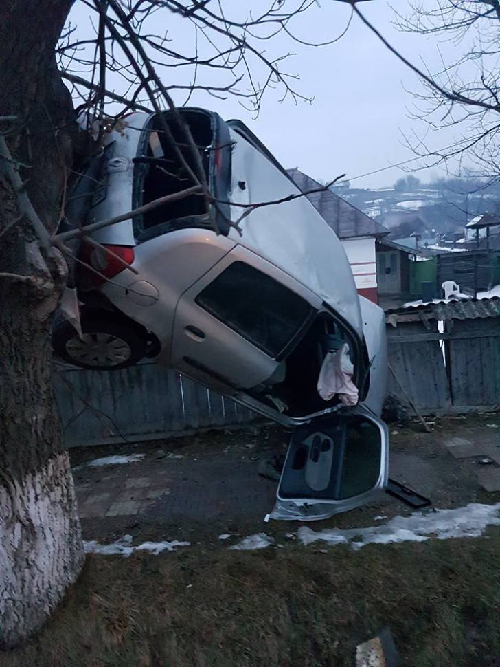 Accident spectaculos! Beat şi fără permis de conducere, a rămas suspendat cu maşina într-un copac / Foto: desteptarea.ro