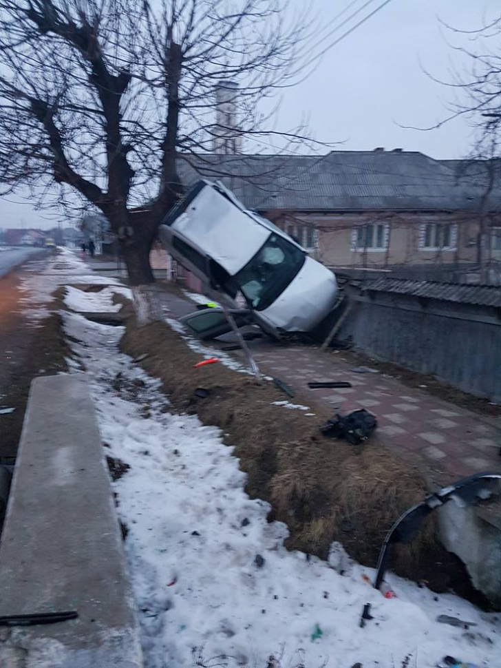Accident spectaculos! Beat şi fără permis de conducere, a rămas suspendat cu maşina într-un copac / Foto: desteptarea.ro