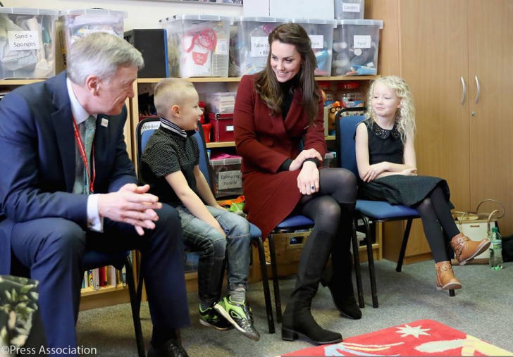Kate Middleton, îmbrăţişată de o fetiţă de la orfelinat. Cum a reacţionat