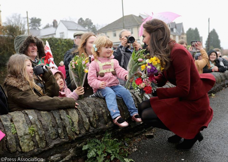 Kate Middleton, îmbrăţişată de o fetiţă de la orfelinat. Cum a reacţionat