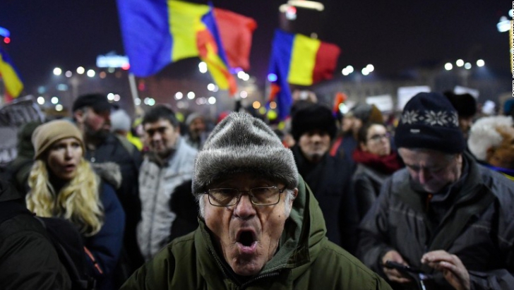 A opta zi de proteste în Capitală: 10.000 de români au ieșit în Piața Victoriei
