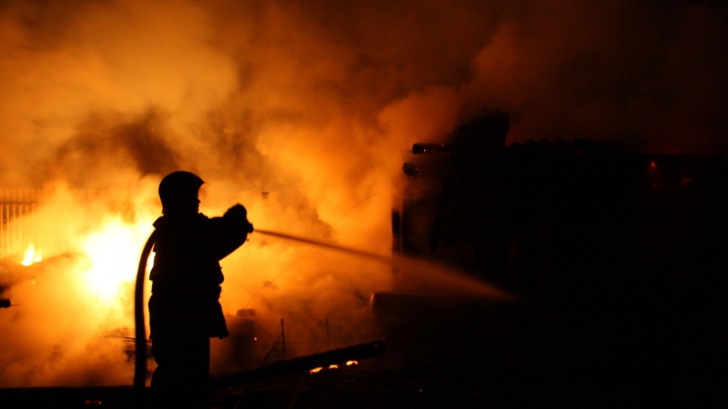 Incendiu într-o fabrică de conserve din Glina