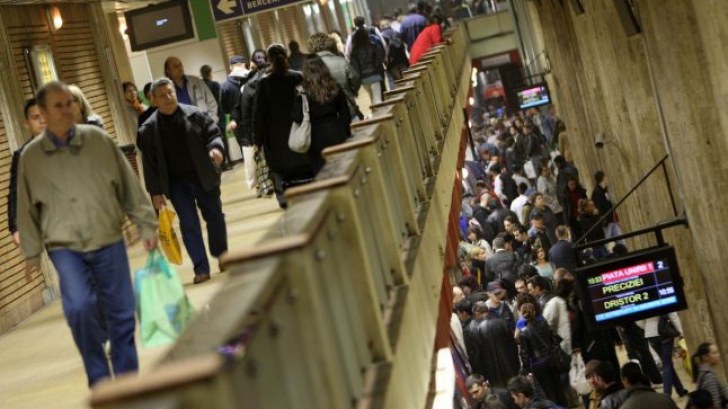 Flashmob în stația de metrou Piața Unirii: au cântat imnul național și au împărțit foi volante