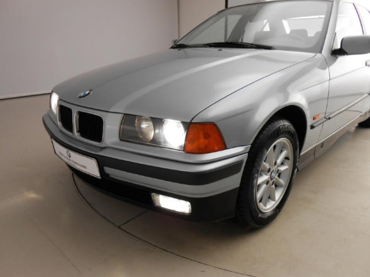 Au uitat un BMW într-un garaj părăsit timp de 20 de ani. Când l-au găsit, s-au CUTREMURAT. Cum era