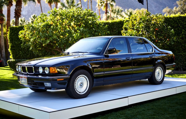 Au scos la vânzare un BMW fabricat în anii '90, găurit de gloanţe. De ce costă 1,5 milioane$