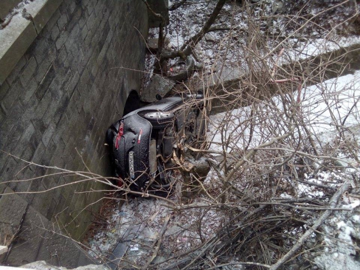 Accident spectaculos: o familie a plonjat cu maşina în gol pe Defileul Jiului 