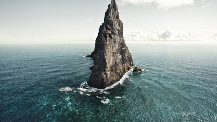 Cum arată cea mai ciudată insulă. De la distanţă, parcă ar fi un vârf de munte în mijlocul oceanului