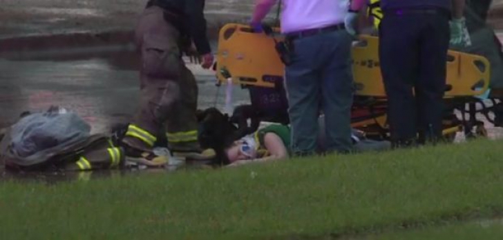 Paramedicii veniți la accident au văzut: femeia ținea ceva în brațe. I-au descleștat mâinile și..șoc