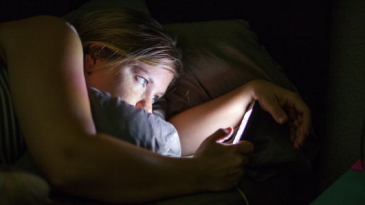 Îţi verifici telefonul înainte de culcare? Cât de mult îţi afectează sănătatea acest obicei