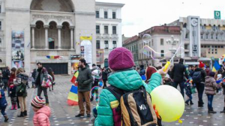 Timiș: Circa două sute de părinți cu copiii lor au demonstrat în Piața Victoriei