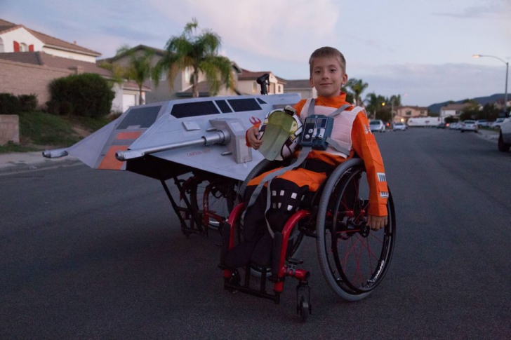 INCREDIBIL în ce a transformat scaunul cu rotile al fiului pentru ca băiatul să se simtă mai bine