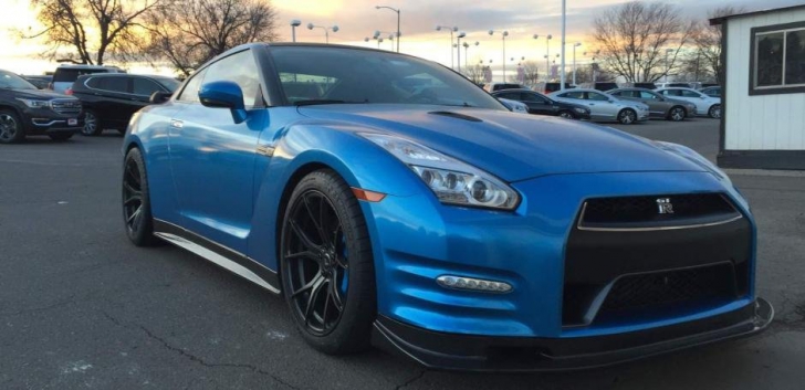 Are o maşină de 1200 CP şi o închiriază cu 765 de dolari pe zi. Cum arată un Nissan GT-R modificat