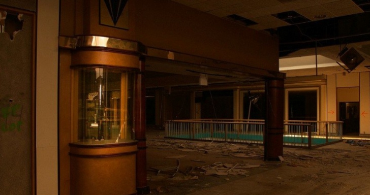 Imagini TERIFIANTE cu un mall părăsit. Cum arată mini-oraşul din SUA în care ţi-e teamă să intri