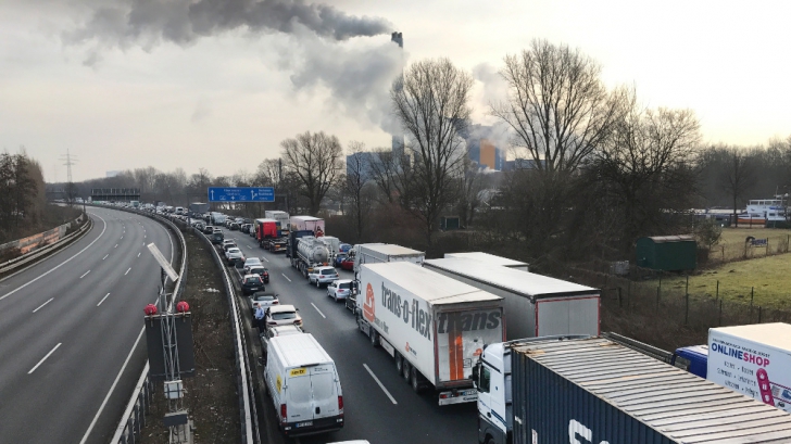 Alertă în Germania: oraş acoperit de un nor toxic, după explozia la o uzină chimică