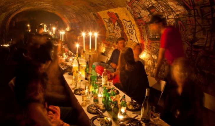 Doi turişti au găsit intrarea SECRETĂ şi INTERZISĂ în catacombele Parisului.Au fost marcaţi pe viaţă