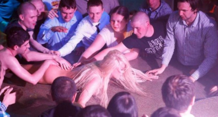 În club, la o prezentare de lenjerie, un model se împiedică şi cade....Ce au făcut bărbaţii - şocant