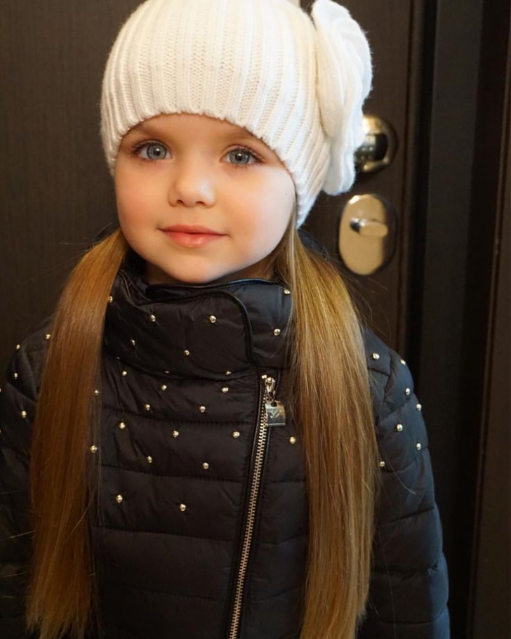 Le detronează pe micile modele! O fetiţă de cinci ani face furori pe internet cu frumuseţea sa
