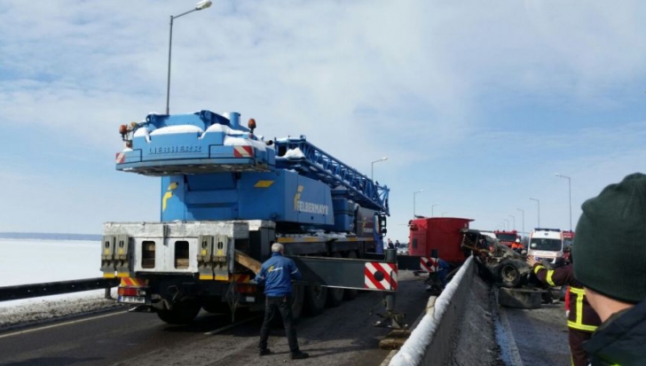 Accident îngrozitor pe DN1. Tir plin cu sare, răsturnat peste un Logan