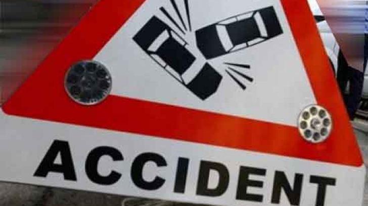 O maşină a căzut în gol 6 metri pe Defileul Jiului. Patru victime în urma accidentului