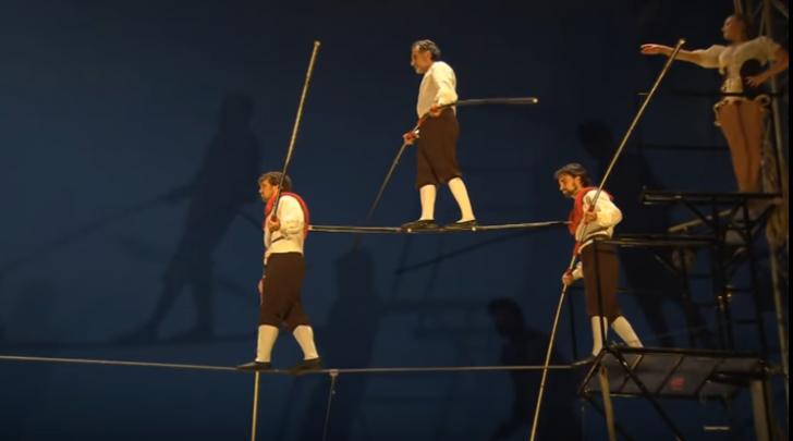 Mai mulţi acrobaţi au căzut de la înălţime în timpul unui exercițiu colectiv(VIDEO)