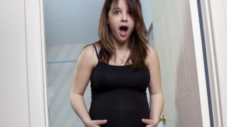 O mamă cere ajutorul pe internet, după ce fiica ei a rămas însărcinată deşi era virgină