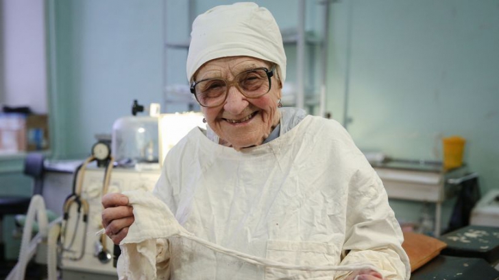 Cine este cel mai vârstnic chirurg din lume? Are 89 de ani şi asistă la patru operaţii pe zi
