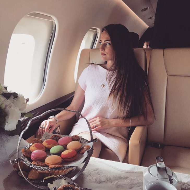 Cum arată viaţa unei stewardese din aviaţia privată: o rusoaică a uimit Instagram-ul cu LUXUL afişat