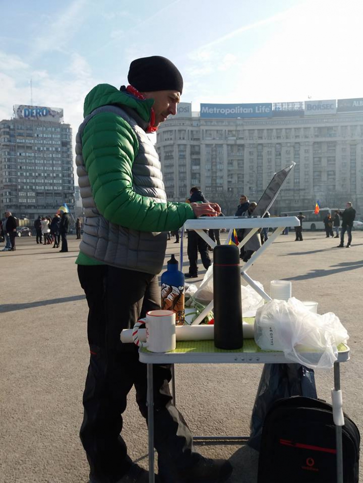 #Proteste. Antreprenorul român care şi-a mutat biroul în Piaţa Victoriei