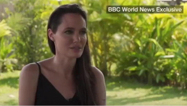 Angelina Jolie, primul interviu după divorţul de Brad Pitt, cu lacrimi în ochi - VIDEO