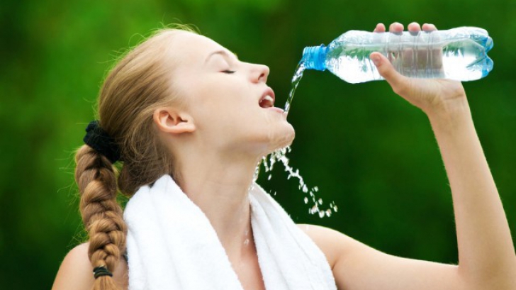 Primele semne ale deshidratării! Cum se comportă corpul tău dacă nu bei suficientă apă