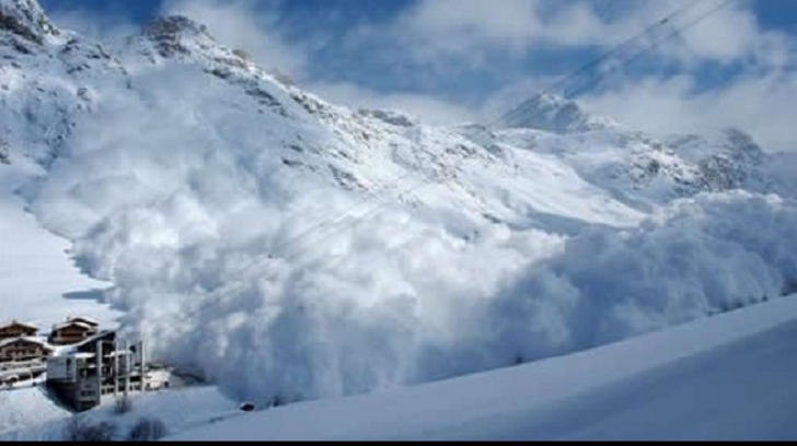 Avalanșă în Alpii francezi: un grup de schiori, prins sub zăpadă