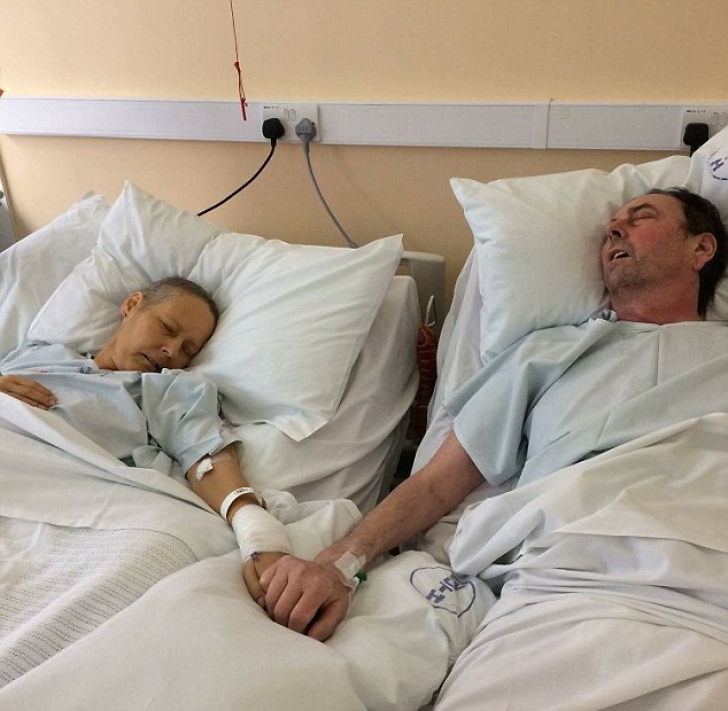 Şi-au fotografiat părinţii în fază terminală pe patul de spital! Imaginea care te va face să plângi 