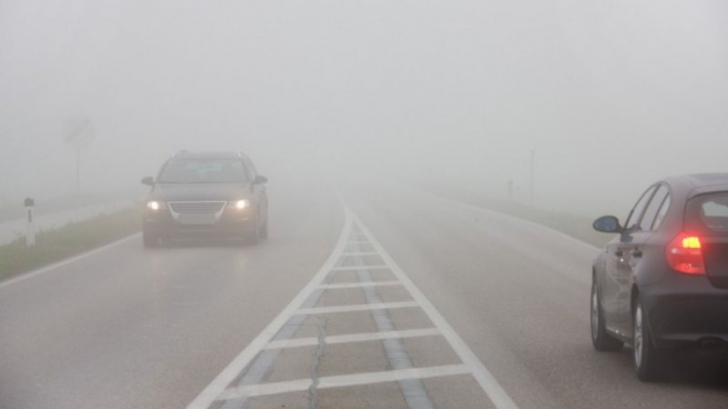 Trafic rutier în condiţii de ceaţă densă, în judeţul Gorj. Vizibilitate redusă la 50 m