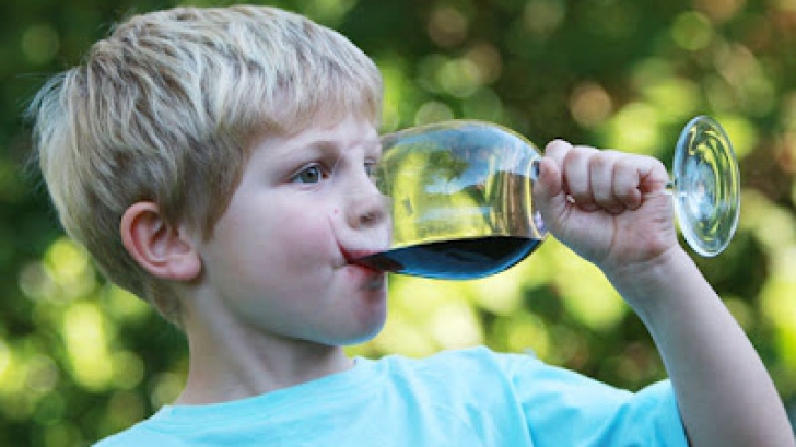 Ce se întâmplă în corpul copiilor care consumă alcool 