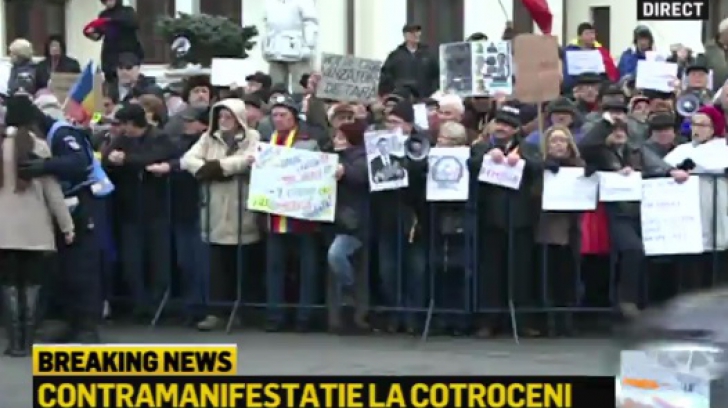 Contramanifestaţie la Cotroceni: peste 2000 de oameni, în stradă. Ce i-au reproşat lui Iohannis
