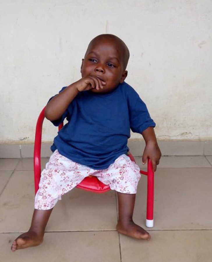 Cum arată acest copil, lăsat să moară de foame de familia lui, la un an după ce a fost salvat