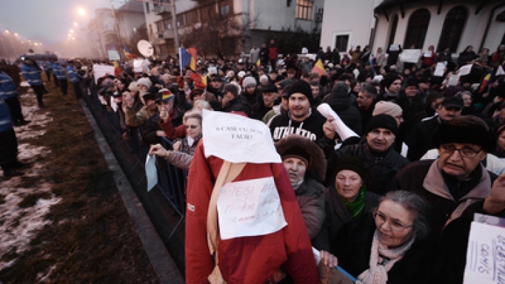 A cincea zi de proteste la Cotroceni. Protestarii au continuat scandările timp de câteva ore