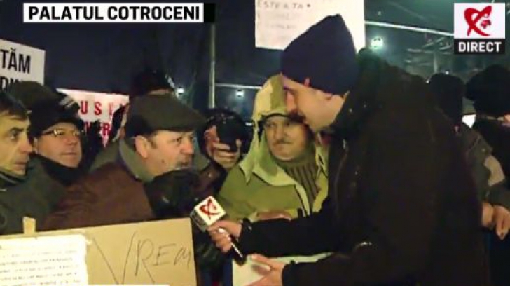 A opta zi de proteste la Cotroceni. Oamenii au cerut demisia lui Iohannis