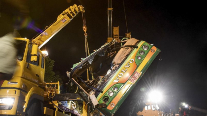 Accident tragic de autocar: Cel puțin 32 de morți! Imagini șocante