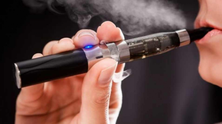 Pericolele ascunse ale ţigarilor electronice. Pot provoca o boală fatală!