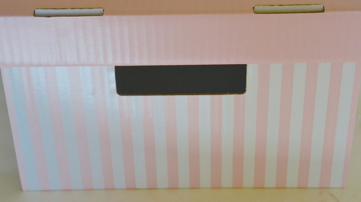 A găsit o cutie în faţa uşii deşi nu comandase nimic. Nici prin gând nu îi trecea ce este înăuntru