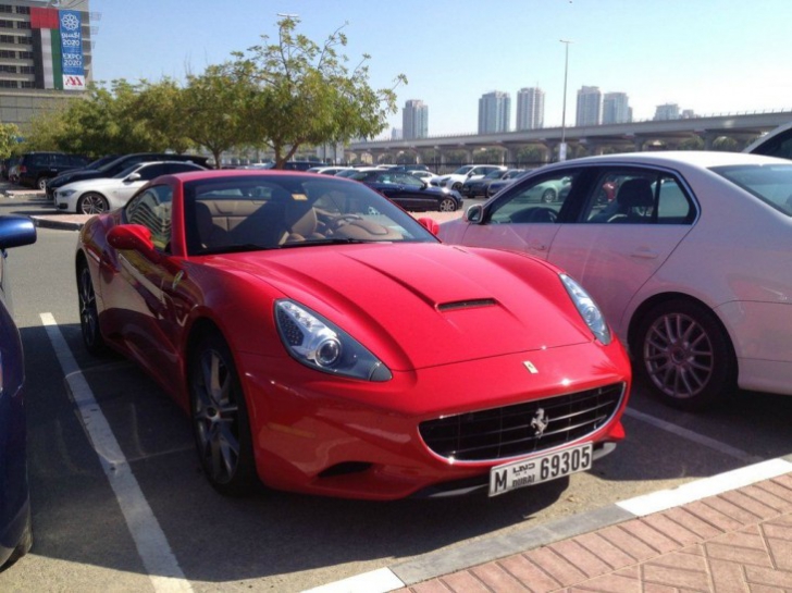 Ce maşini luxoase conduc studenţii din Dubai. Fotografii surprinse direct din parcare 