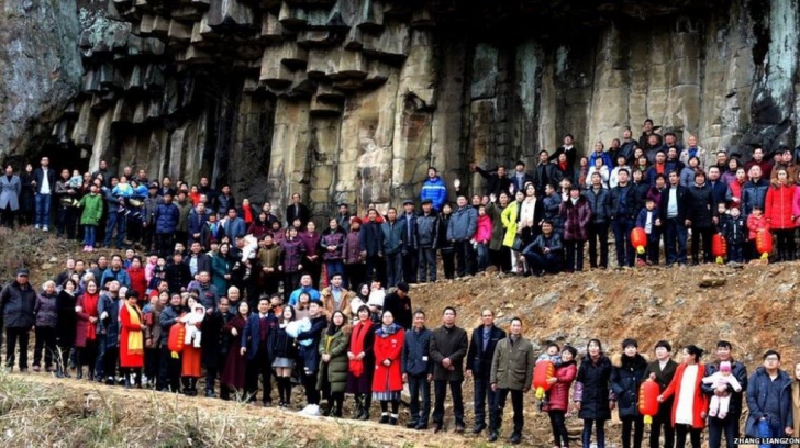 Cea mai spectaculoasă fotografie de familie din lume - au folosit o DRONĂ ca să fie toţi în cadru