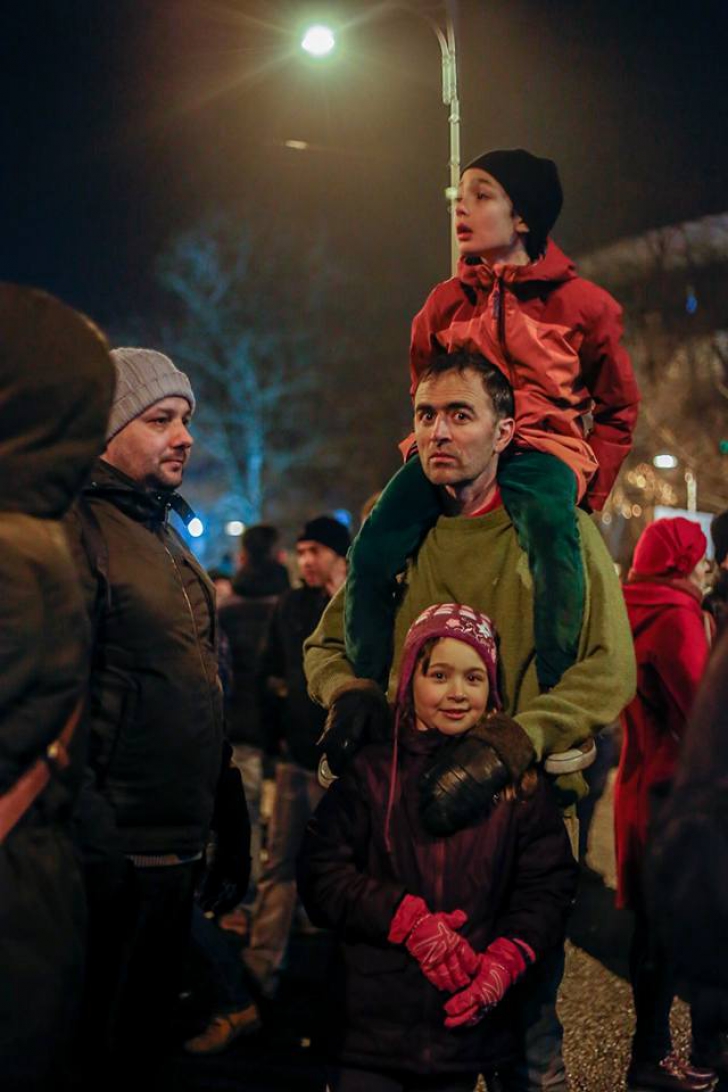GALERIE FOTO. Copiii de la protestul din Piața Victoriei și emoția lor: ”Nu ne furați viitorul!”
