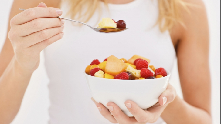 Ce se întâmplă dacă mănânci fructe pe stomacul gol