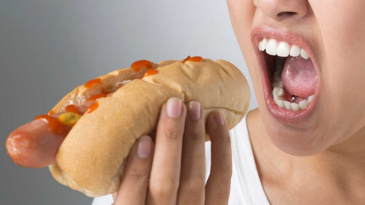 Hotdog-ul, un aliment toxic pentru organism! Poate cauza boli mai grave decât fumatul 